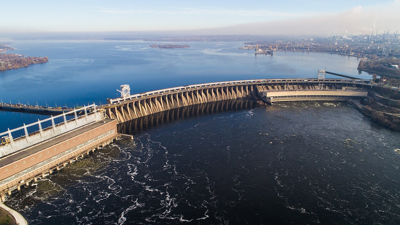Бетонная плотина гидроэлектростанции с водосбросом через изогнутую по дуге стену