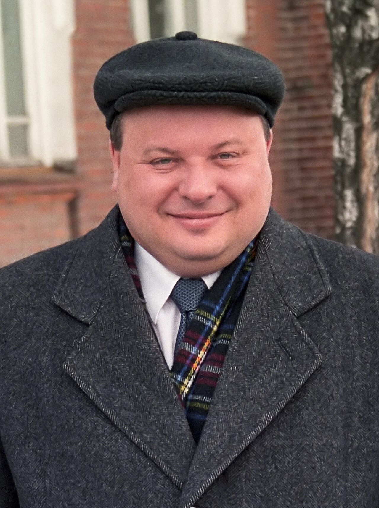 Портрет мужчины в очках и костюме за рабочим столом