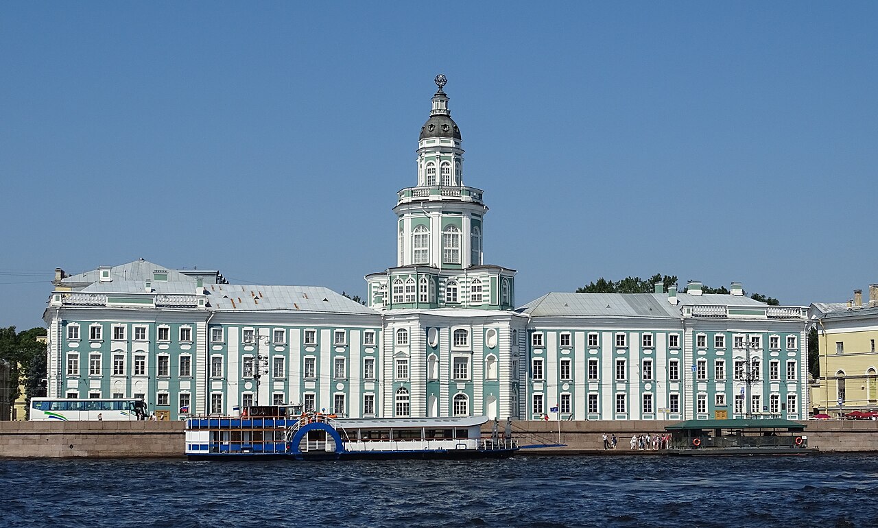 Здание в стиле петровского барокко на набережной, с башней и куполом посередине