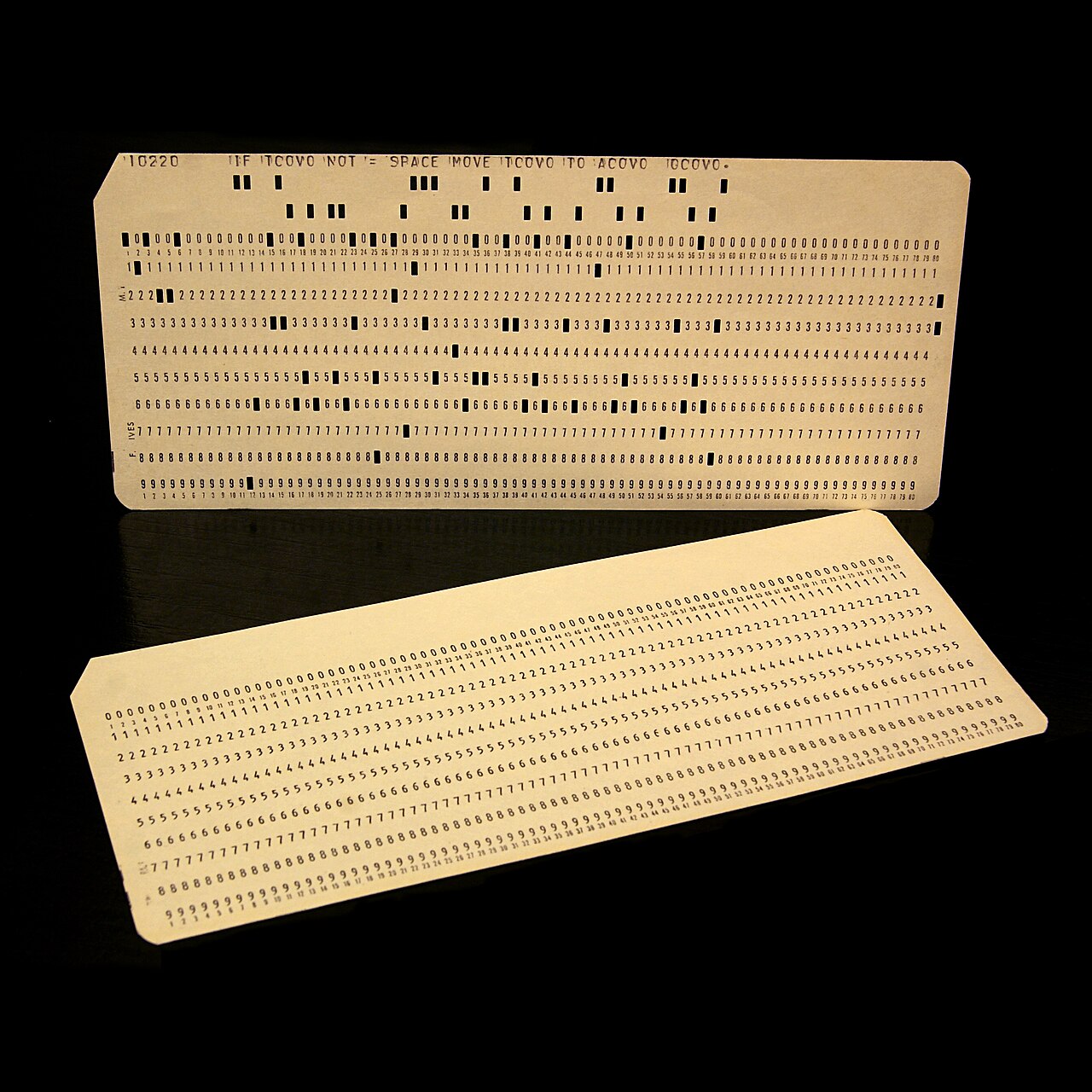 Прямоугольная картонная карта с рядами прямоугольных отверстий и напечатанными цифрами